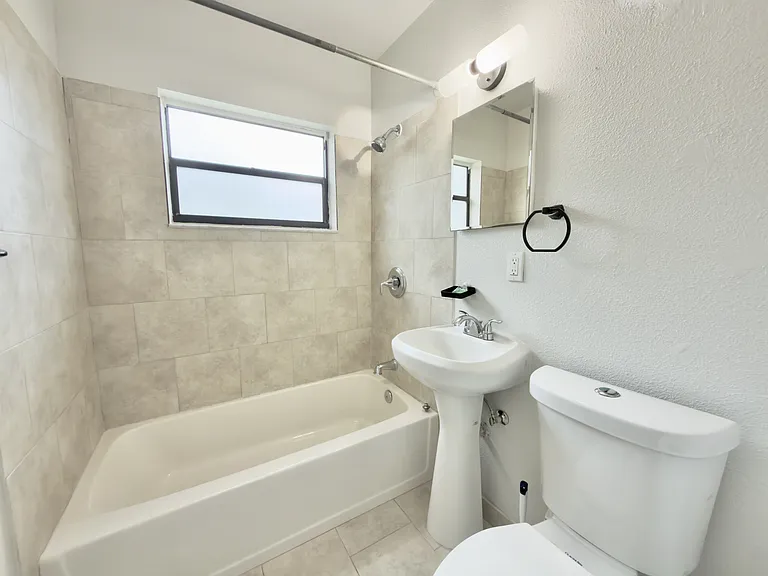 927 E Walnut St — Photo 12