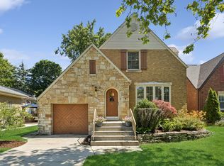 564 Selborne Rd, Riverside, IL 60546
