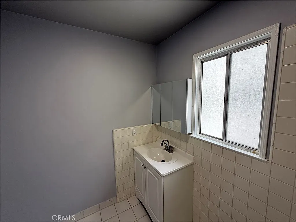 3 bed, 850 sqft, $3,500 — Photo 3