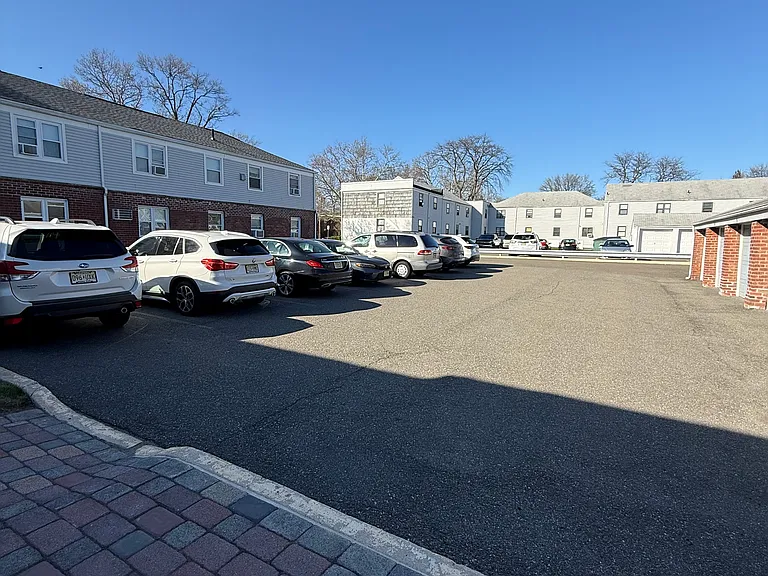 102A Hastings Ave — Photo 11