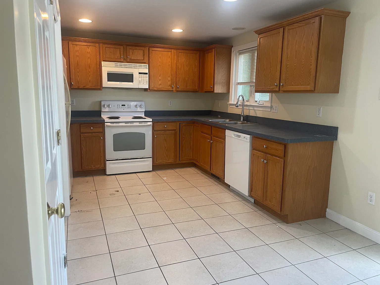 3 bed, 1.5 bath, 1200 sqft, $2,850 — Photo 3