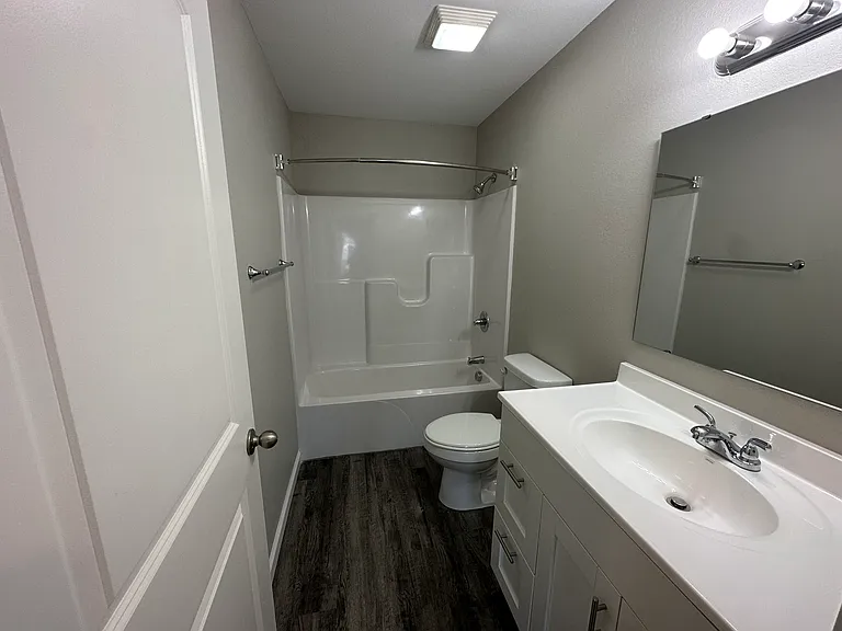 1 Hundred West Apartments — Photo 12