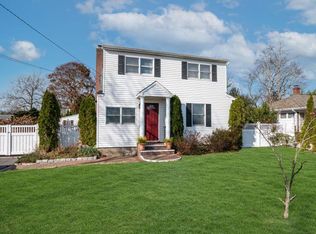 7 Maple St, Westhampton, NY 11978