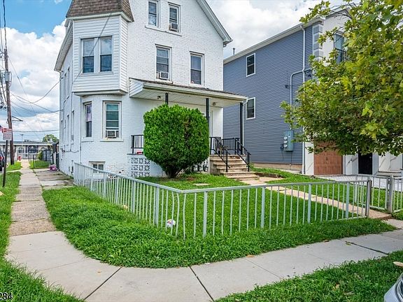 3rd image of 400 Maple Ave