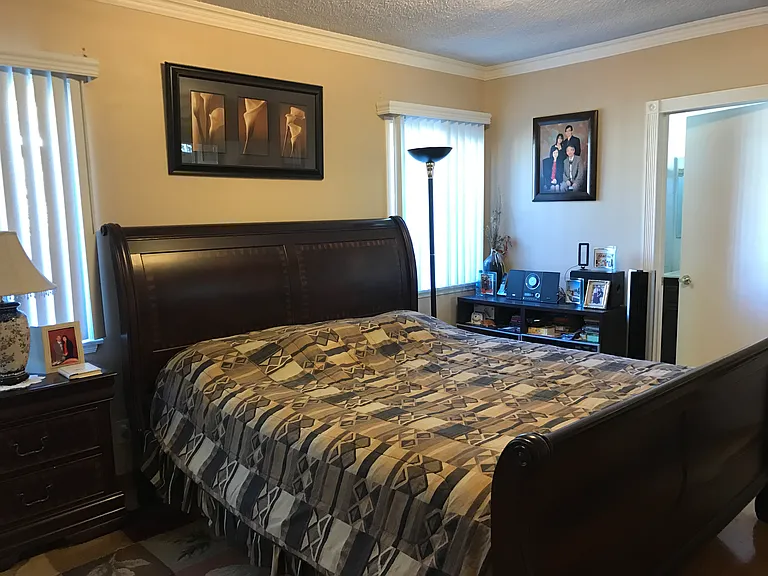 4638 Blackthorne Ave — Photo 32