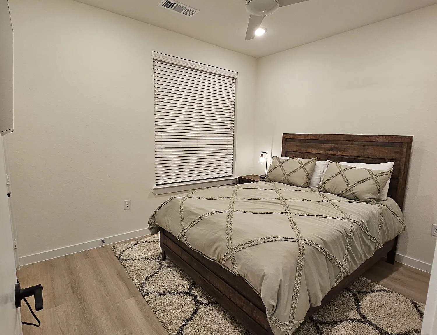 2 bed, 2.5 bath, 1422 sqft, $3,200 — Photo 3