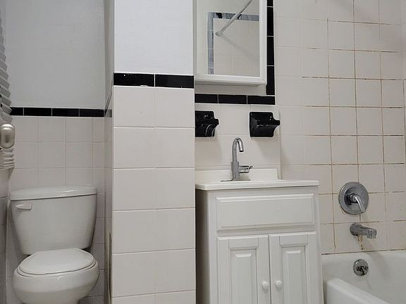 4th image of 316 E 70th St APT 3RW