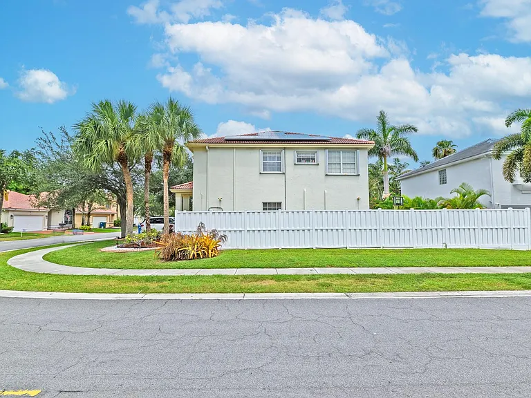 101 Gables Blvd — Photo 28