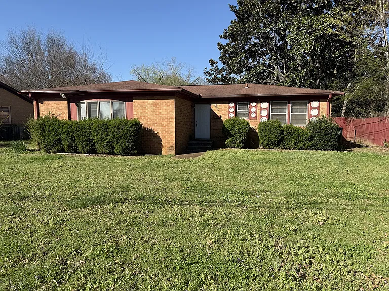 3811 Lakeview Dr NW — Photo 2