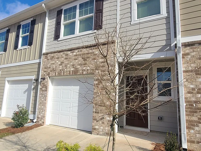 1516 Vernon Blvd — Photo 1
