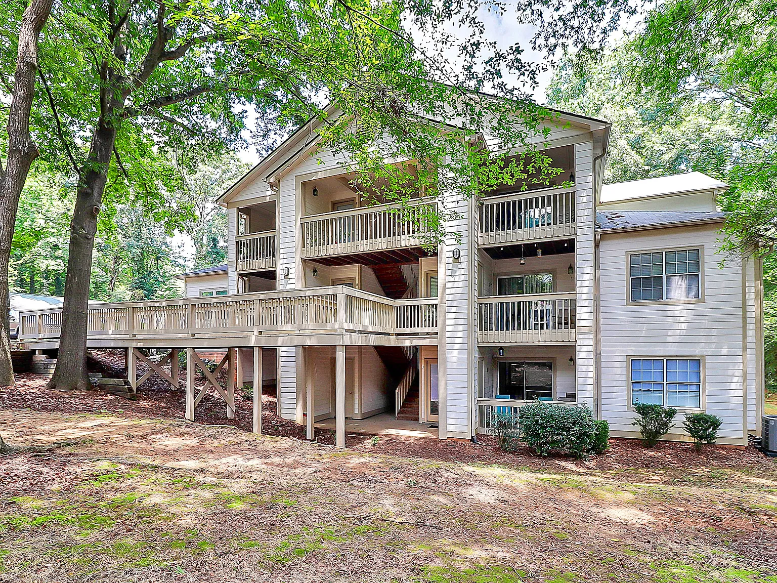 2 bed, 963 sqft, $2,200 — Photo 1