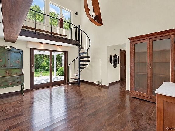 3rd image of 7 Tuthill Ln