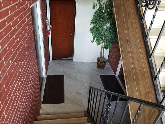 3rd image of 352 Meadowbrook Ave #4