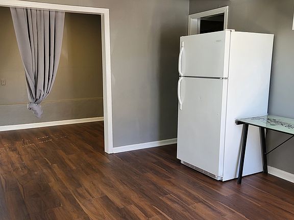 3rd image of 4007 Scarlett Ln NW