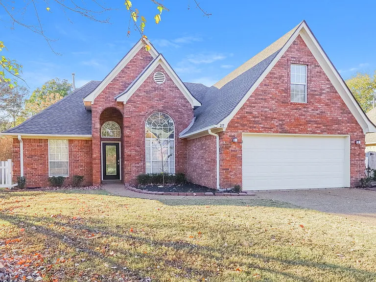 215 Lakewood Dr — Photo 3