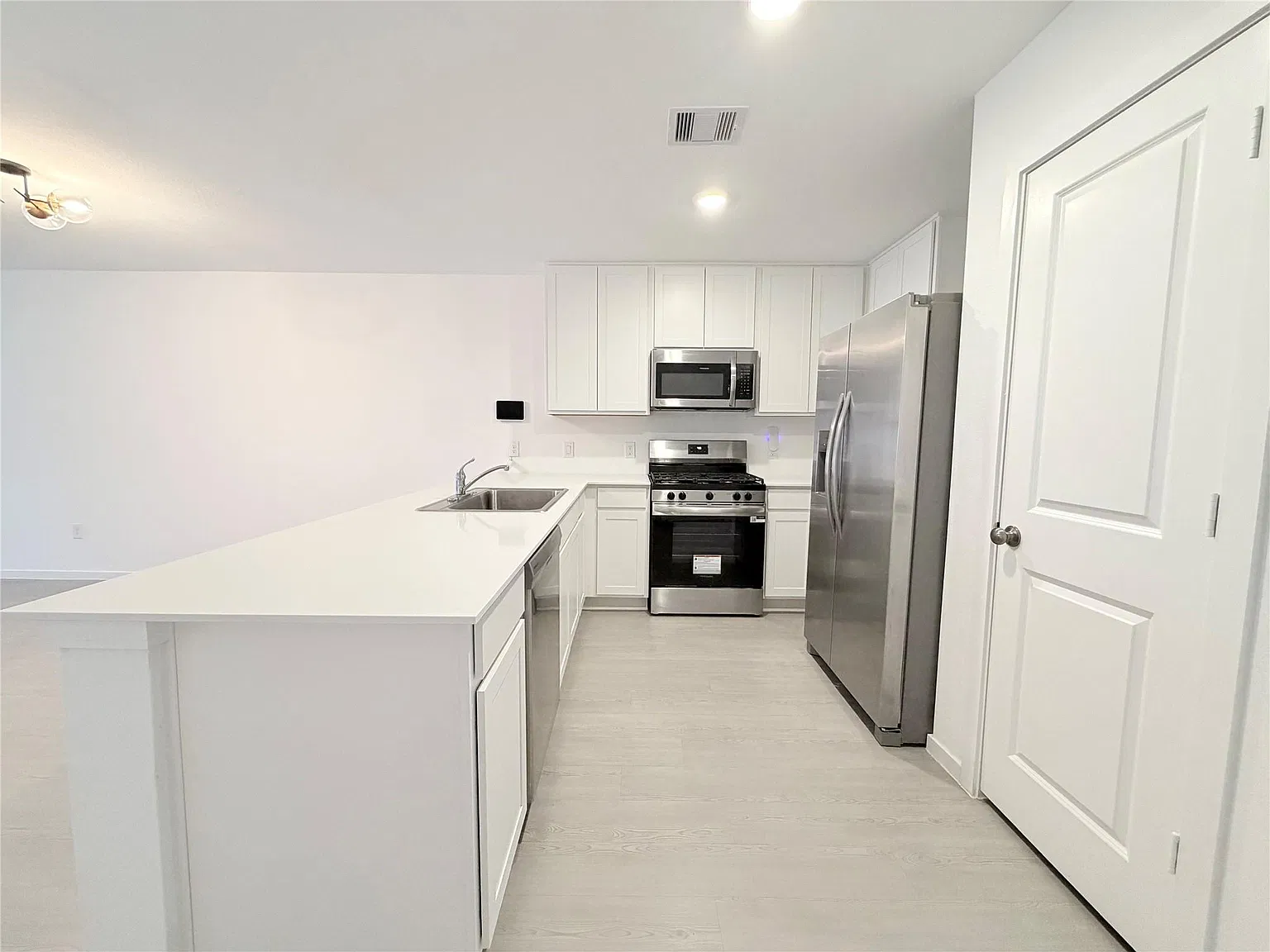 4 bed, 2.0 bath, 1720 sqft, $2,400 — Photo 4