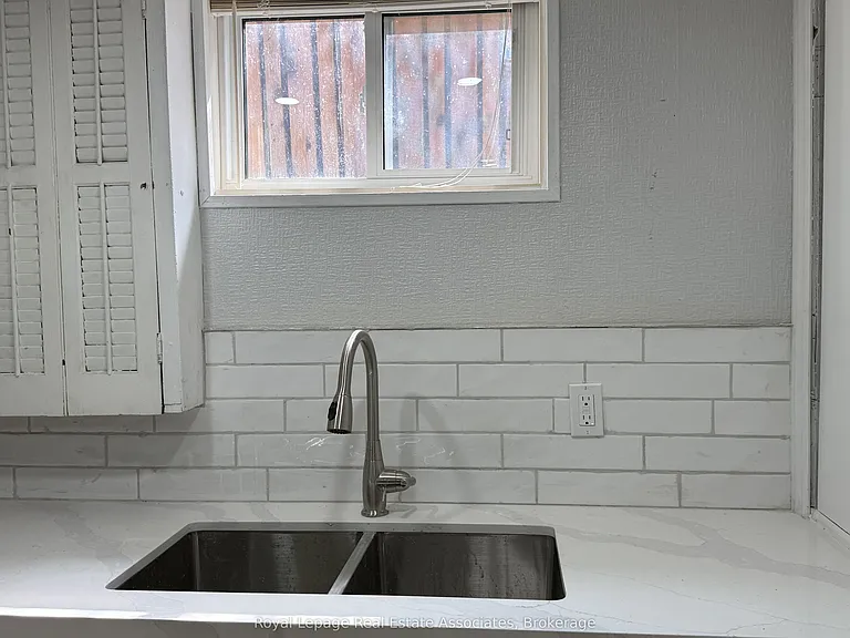 60 Toby Cres #LOWER — Photo 10