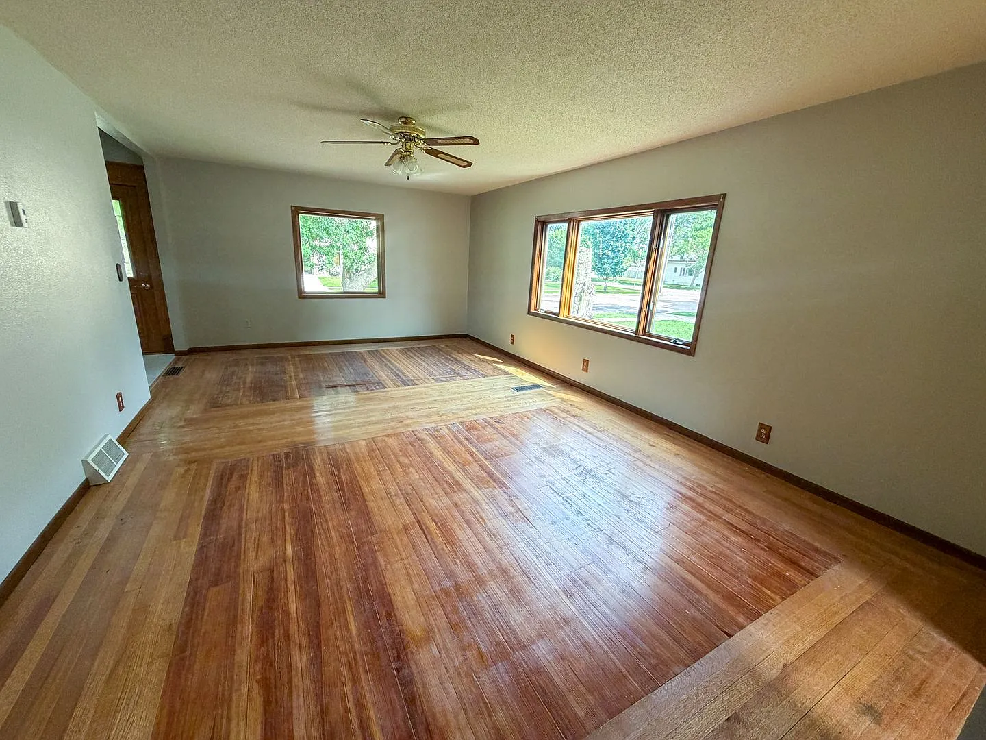 609 N Edmunds- 4 bedroom, 1.5 bathroom house with a large garage, off street parking and central AC. — Photo 4