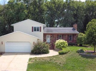 1820 Hilton Dr, Cedar Falls, IA 50613