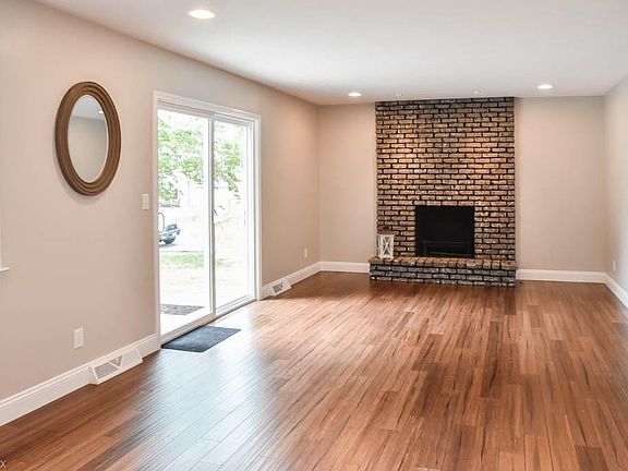 3rd image of 806 Bridlewood Dr