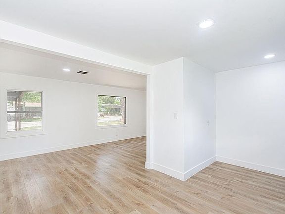 3rd image of 525 20th Ave N