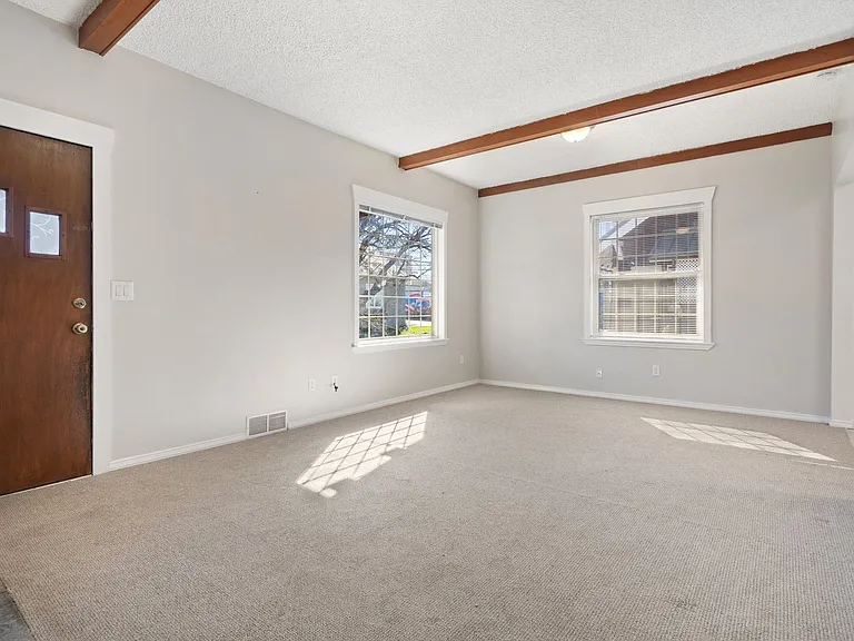 709 McKenzie Ave — Photo 4