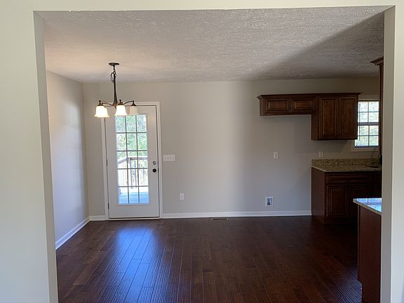 5th image of 302 Shelby Cir