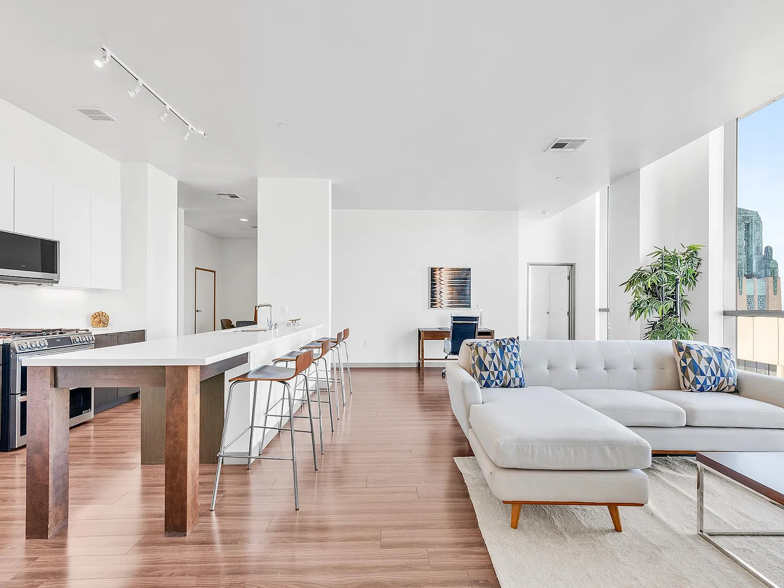 3033 Wilshire — Photo 1