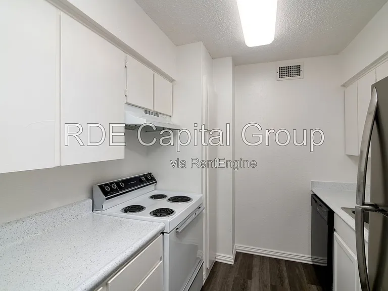 7048 Glenview Dr #44 — Photo 9