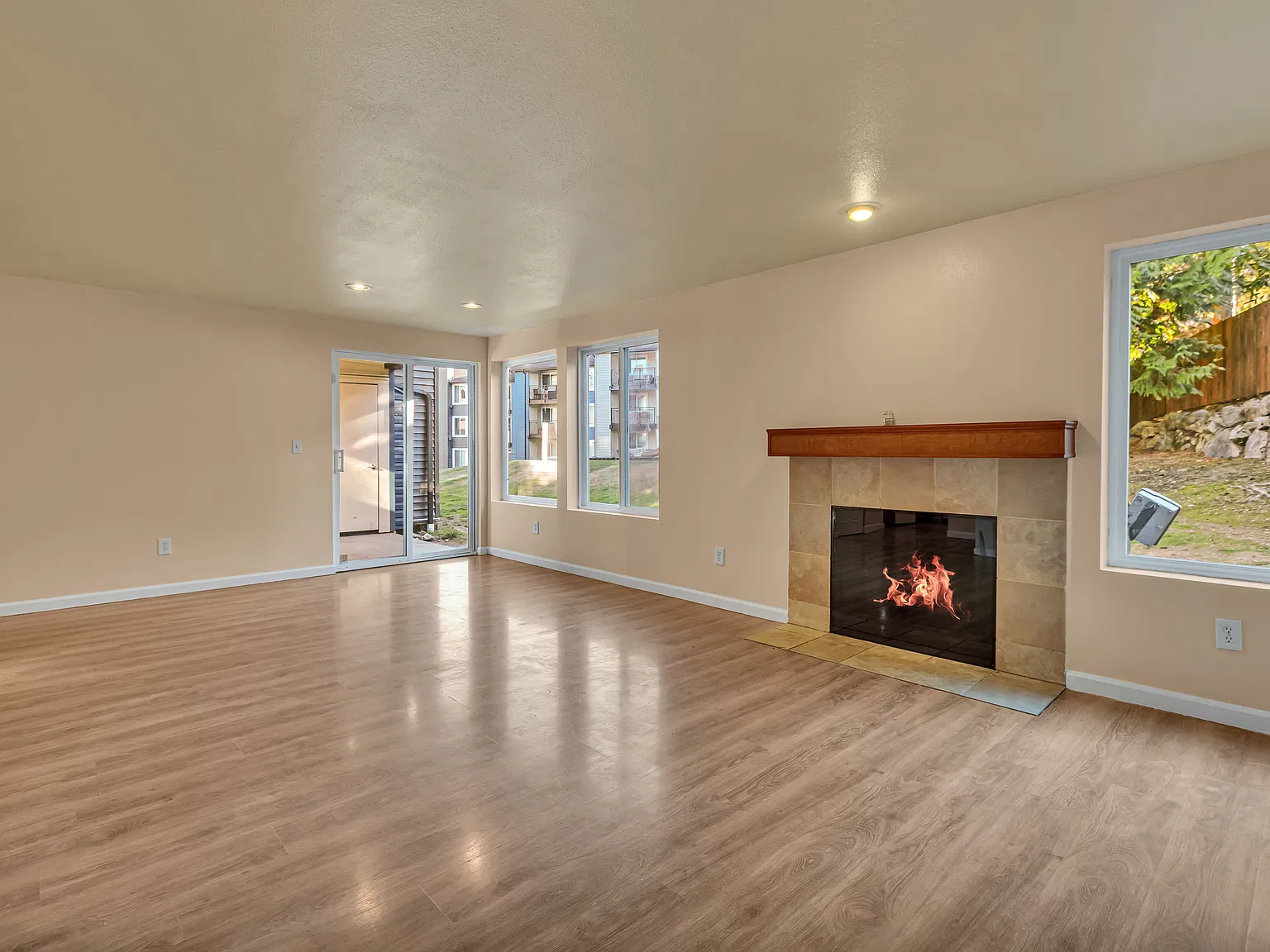 3 bed, 1094 sqft, $2,500 — Photo 3
