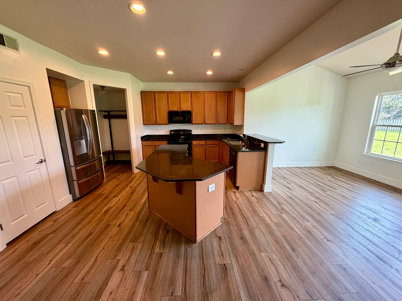 4 bed, 2.5 bath, 2337 sqft, $2,500 — Photo 2