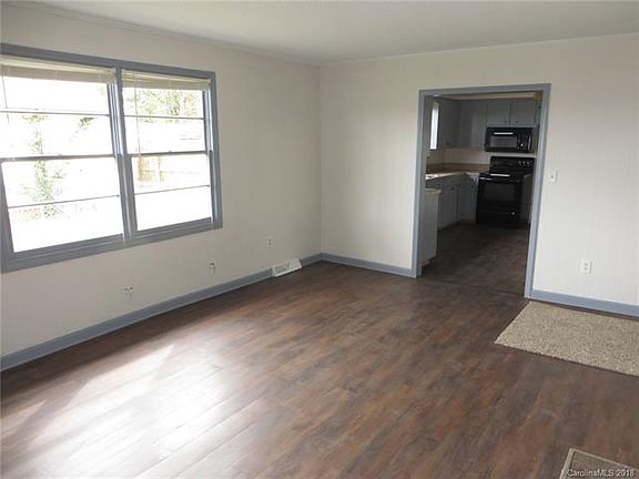 3rd image of 1451 Roseland Dr
