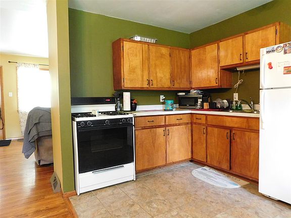 4th image of 3805 S Sharon Dr