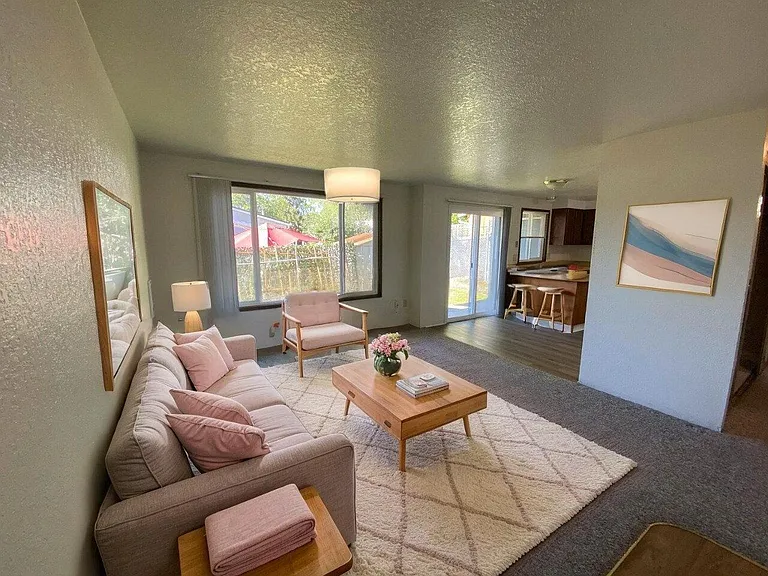 152 NE Atkinson Ct #33 — Photo 1