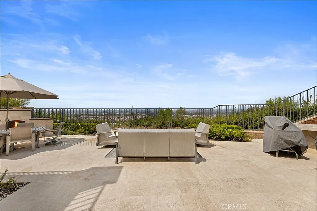 5 bed, 4.5 bath, 4100 sqft, $16,800 — Photo 2