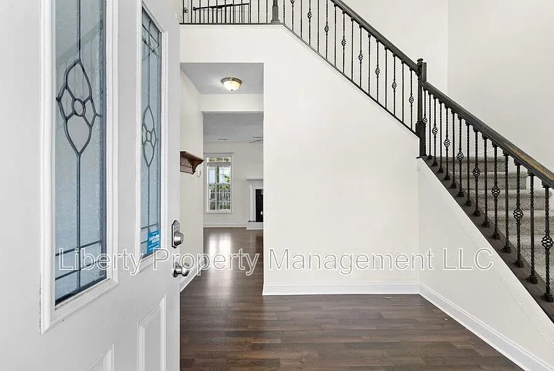 4 bed, 3.0 bath, 2600 sqft, $2,300 — Photo 3