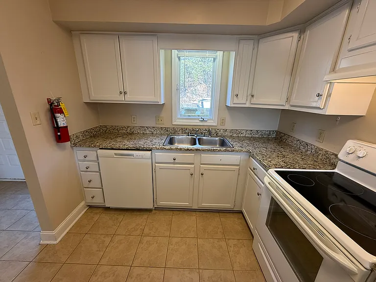 Laurelwood Apartments — Photo 11