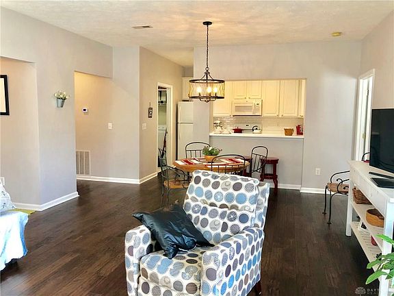 5th image of 1535 Commons Dr