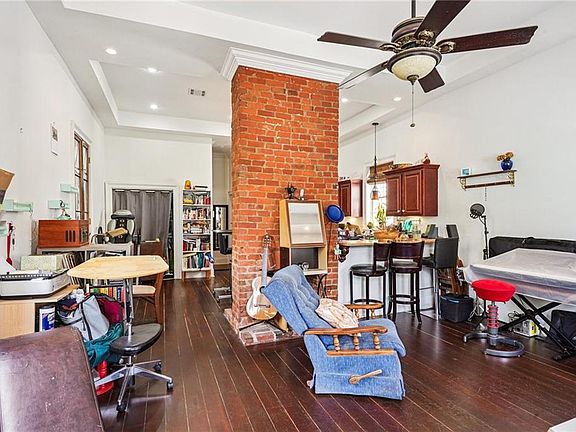 4th image of 3060 Royal St