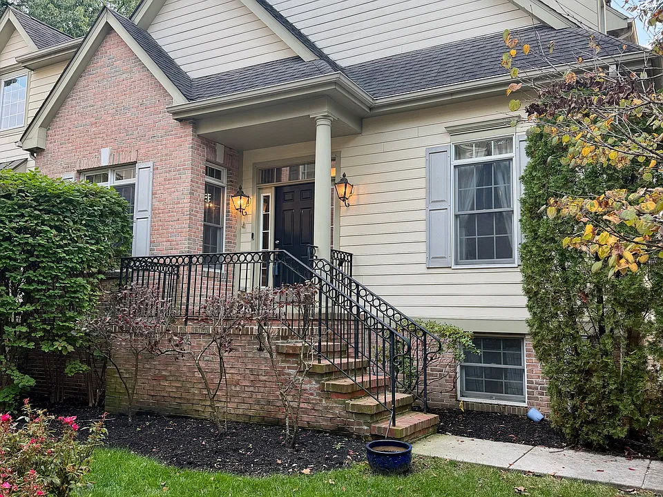 8 Collins Mill Ct