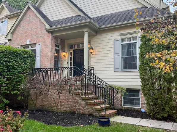 8 Collins Mill Ct, Moorestown, NJ 08057
