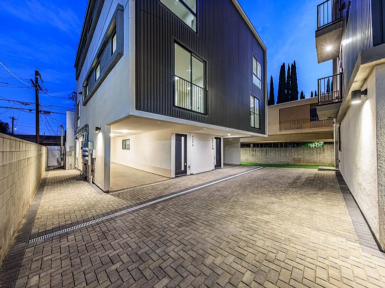Rare Brand New Luxury Townhomes in Trendy Highland Park — Photo 6