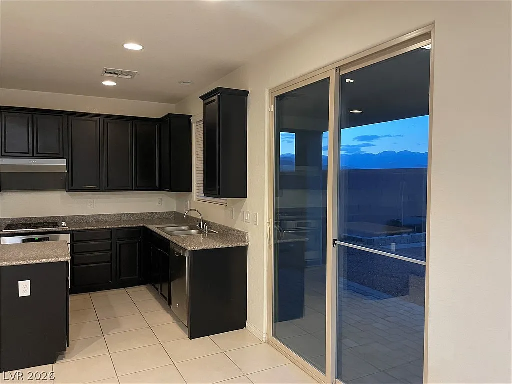3 bed, 2.5 bath, 1804 sqft, $2,050 — Photo 4