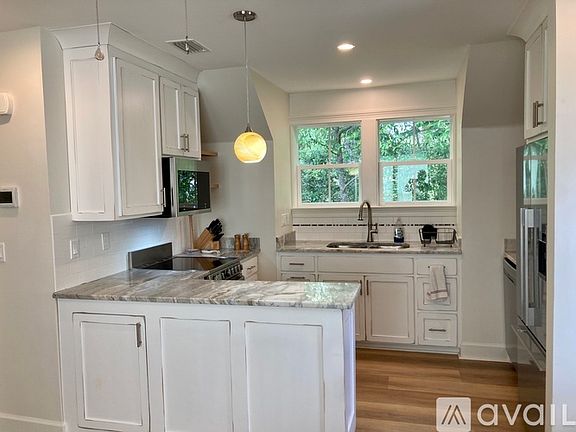 3rd image of 804 N Forest Dr