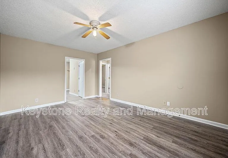 704 Peachers Dr — Photo 3
