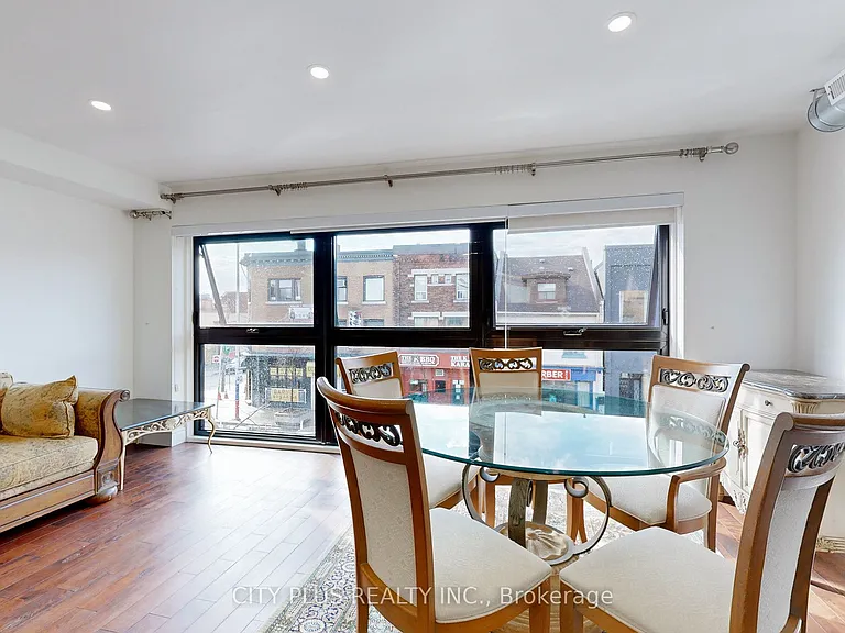 704 Bloor St W — Photo 4