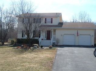 5 Country Meadows Rd, New Paltz, NY 12561