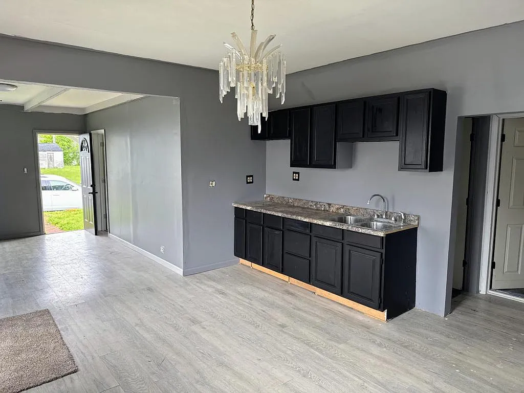 218 Charlotte Street — Photo 2