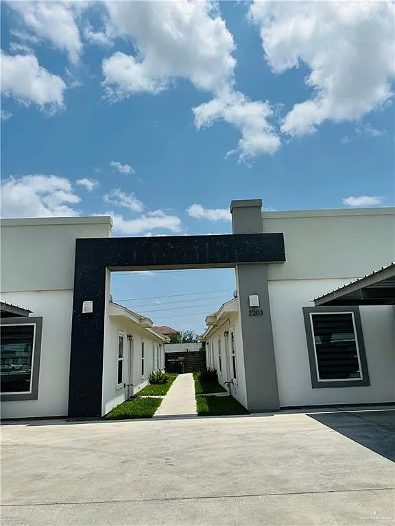 3 bed, 2.0 bath, 4176 sqft, $1,350 — Photo 1
