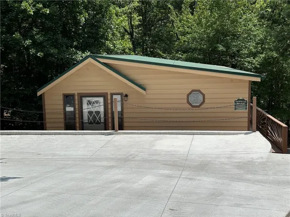 121 Deerfield Ln, New London, NC 28127